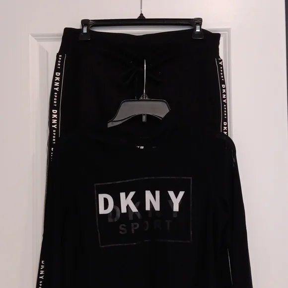 Sweatpants and sweatshirt - Picture 1 of 6